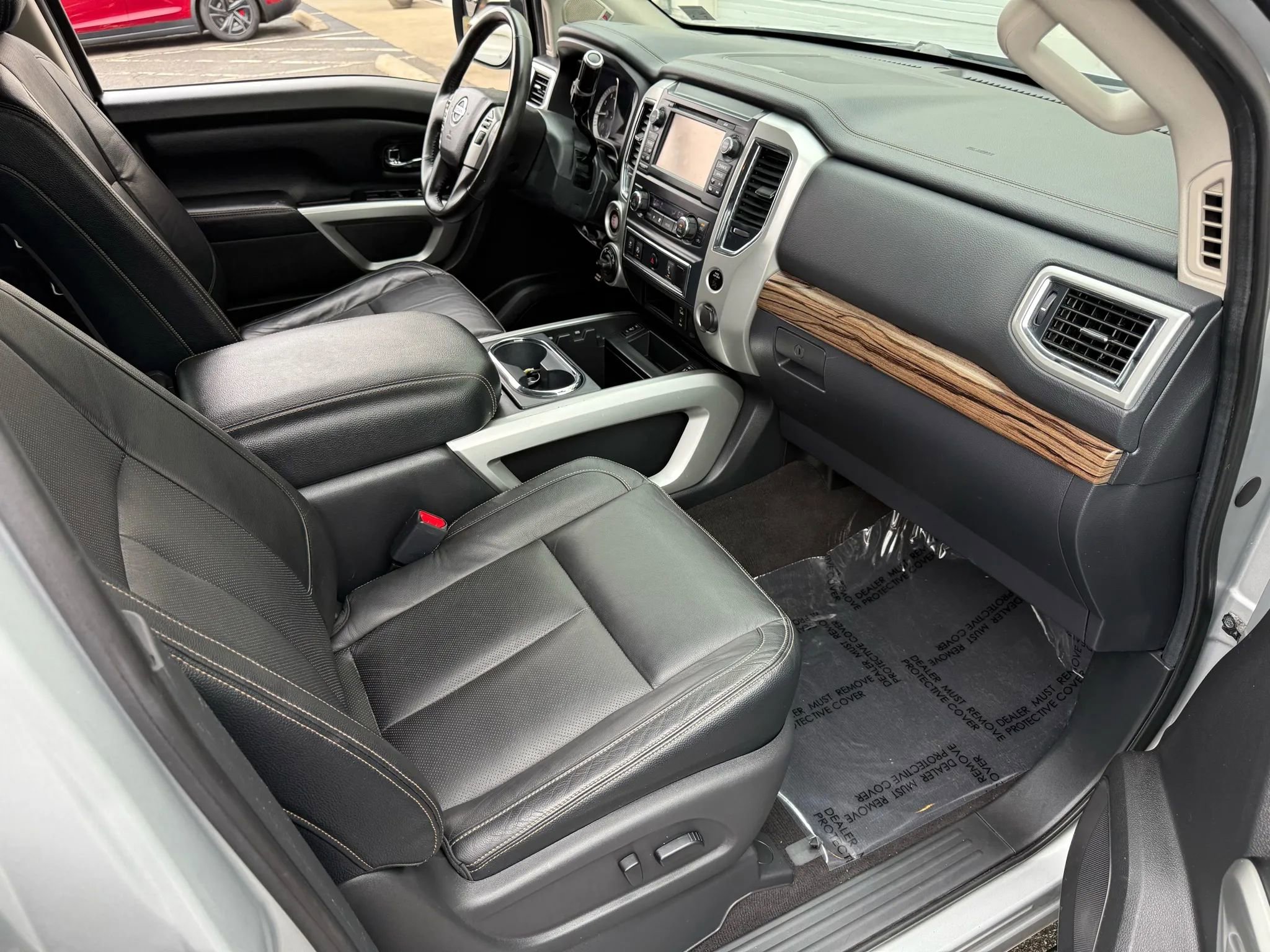 Used 2017 Nissan Titan SL image 27