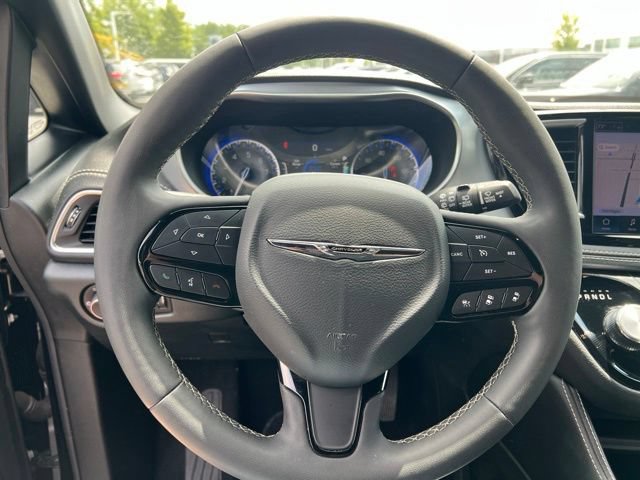 Used 2025 Chrysler Pacifica Limited FWD image 13