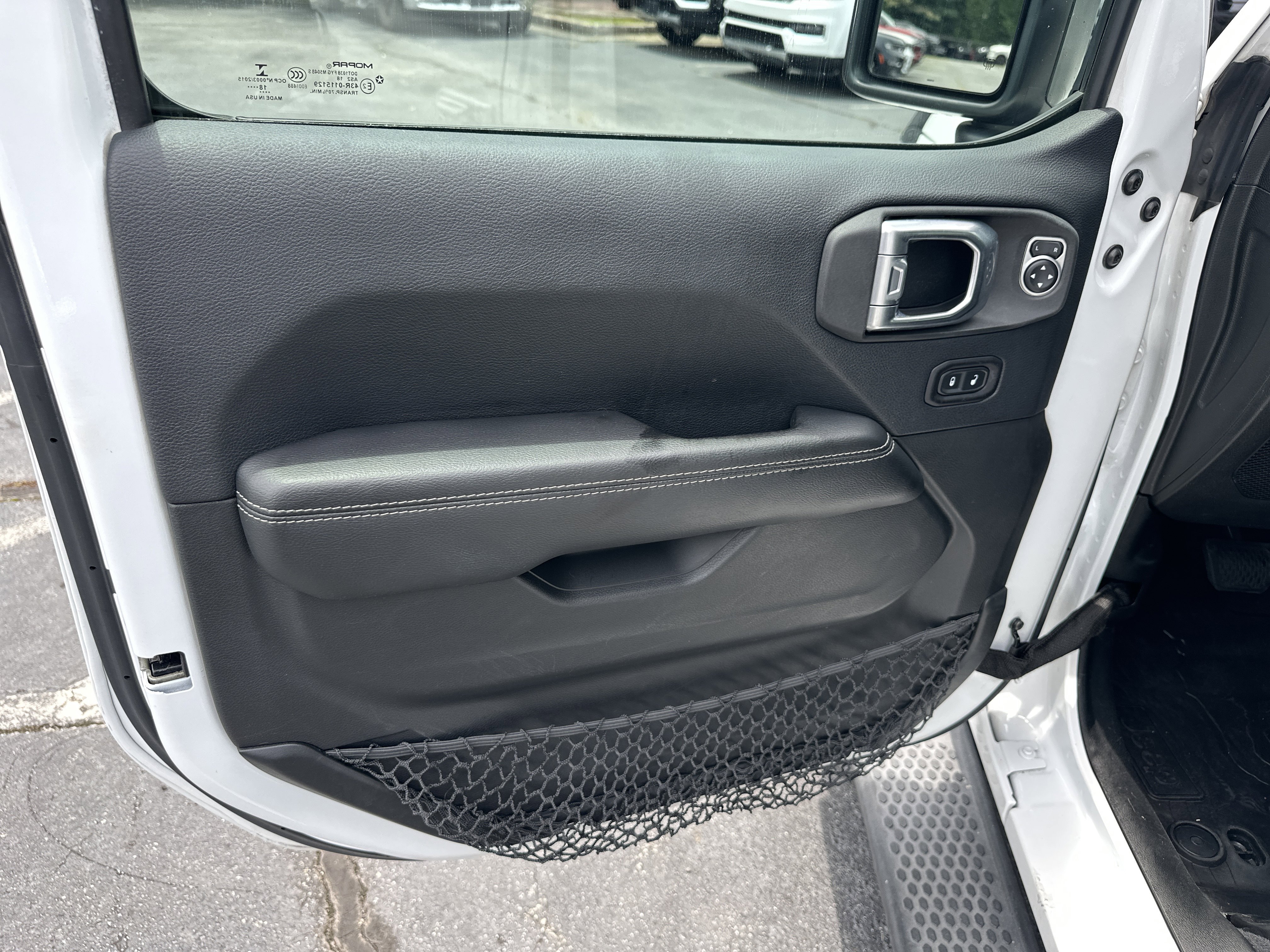 Used 2018 Jeep Wrangler Unlimited Sahara AWD/4WD image 12