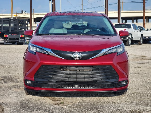 Used 2026 Toyota Sienna XLE FWD image 2