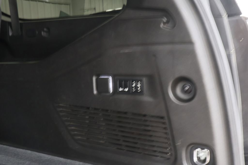 Used 2021 Chevrolet Suburban Z71 w/ Luxury Package image 24