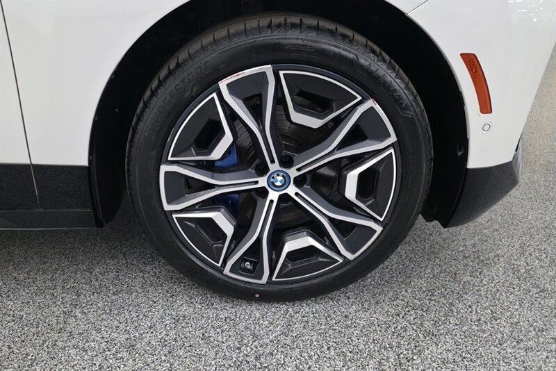 Used 2024 BMW iX xDrive50 w/ Sport Package AWD/4WD image 14