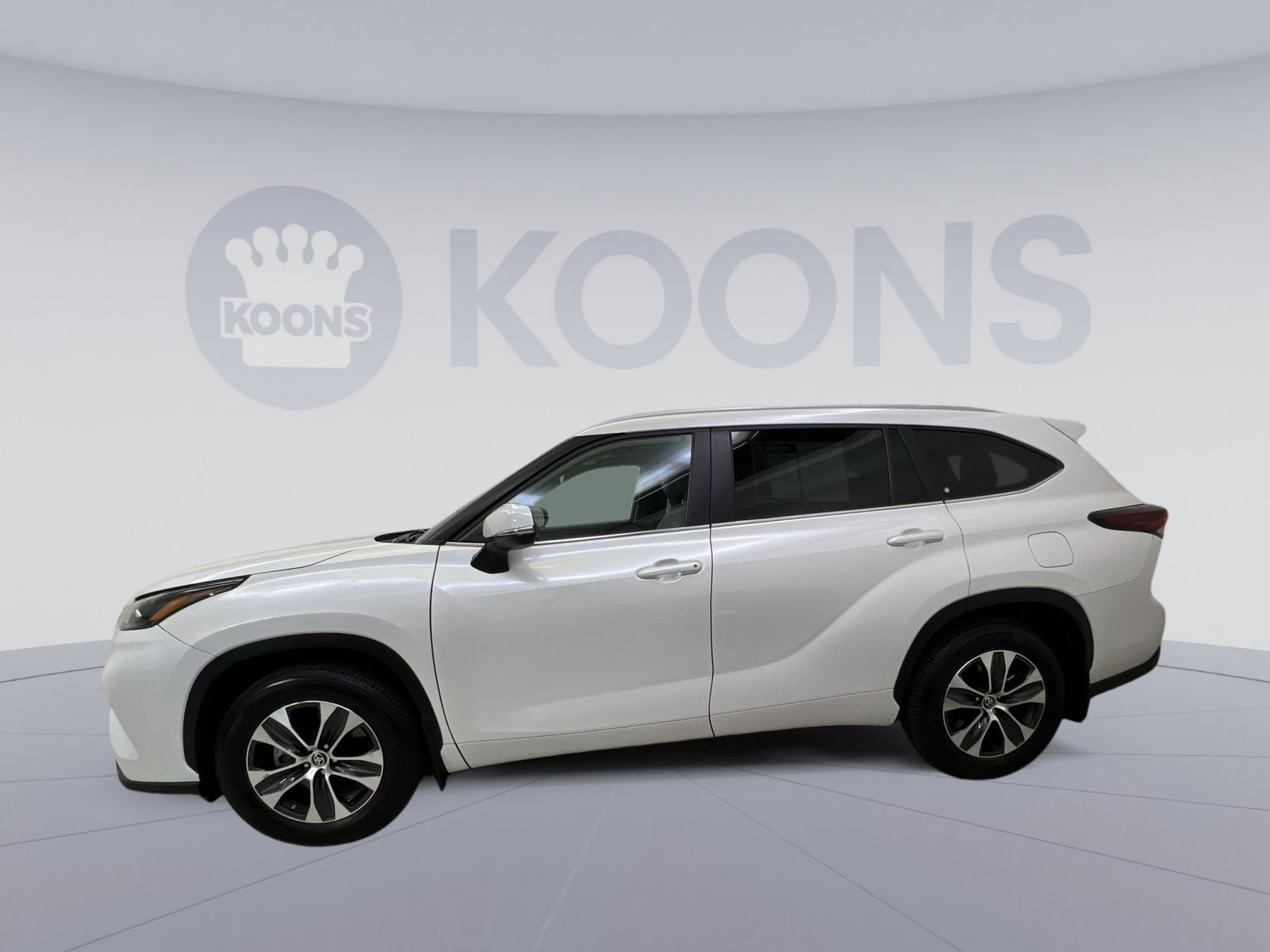 Used 2024 Toyota Highlander XLE AWD/4WD image 5
