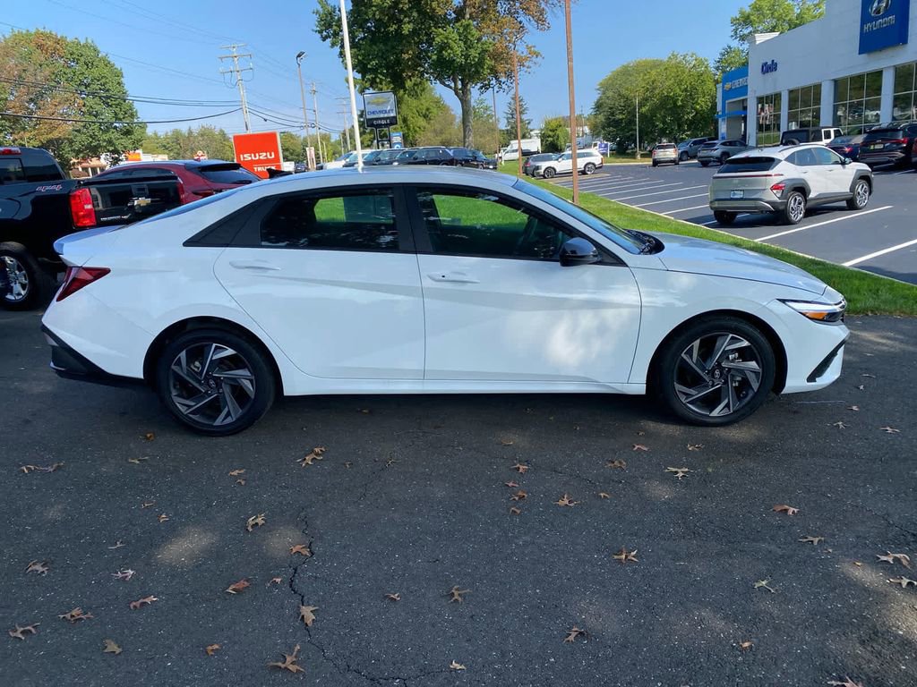 Used 2025 Hyundai Elantra Sport image 2