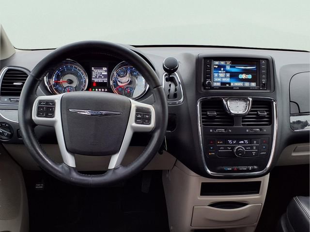 Used 2014 Chrysler Town & Country Touring image 4