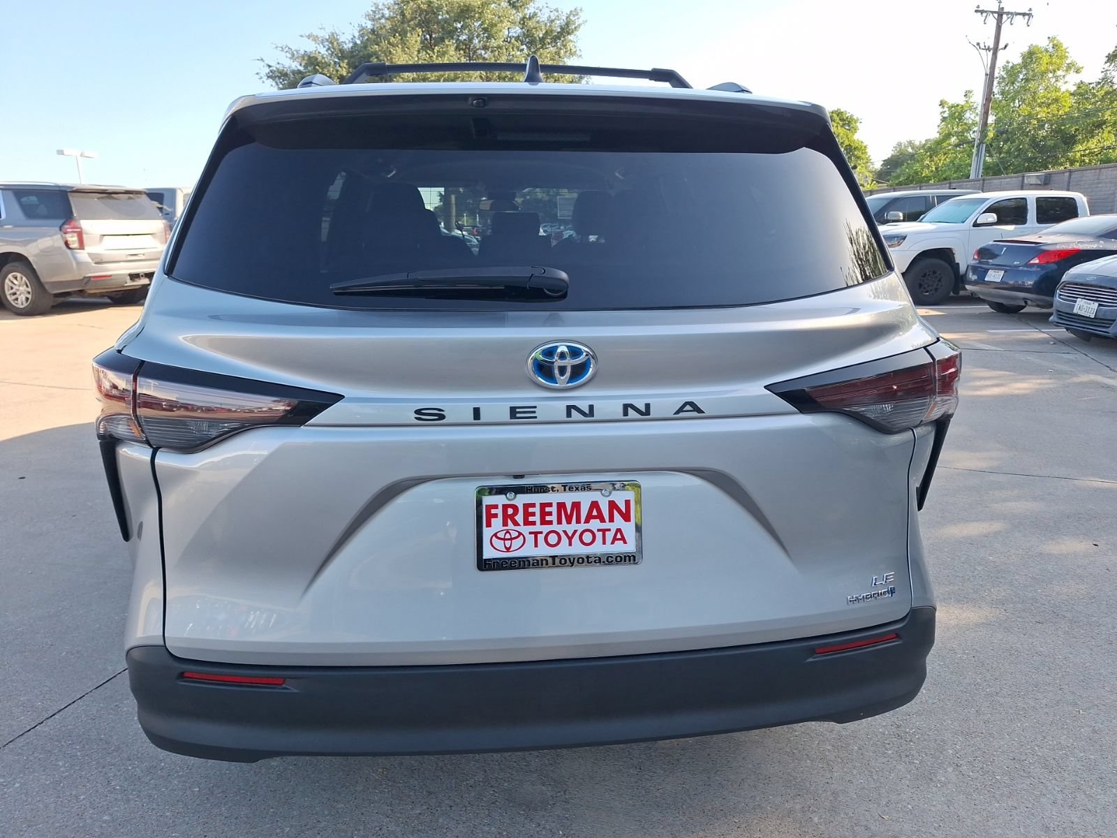 Used 2024 Toyota Sienna LE FWD image 5