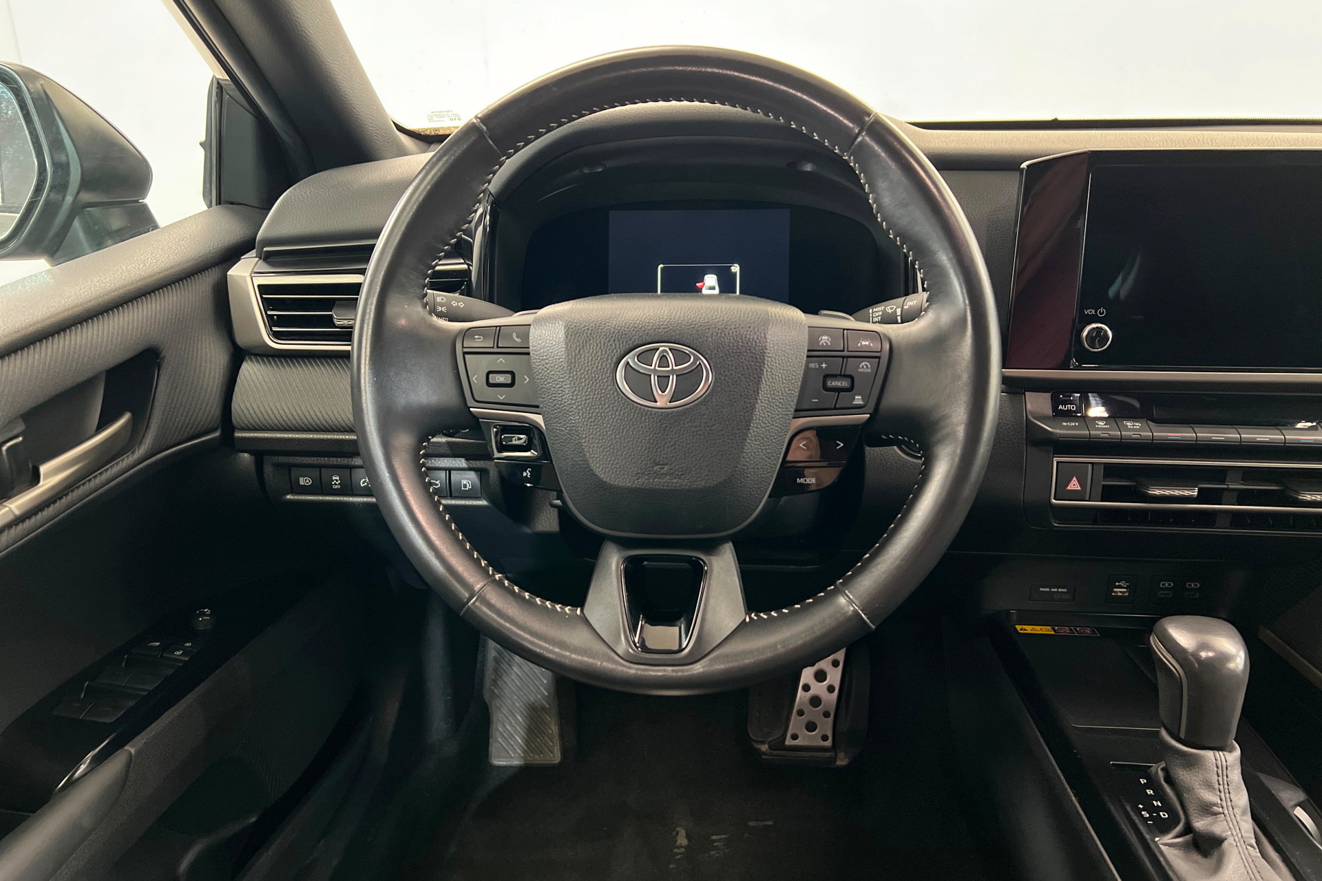 Used 2025 Toyota Camry SE FWD image 13