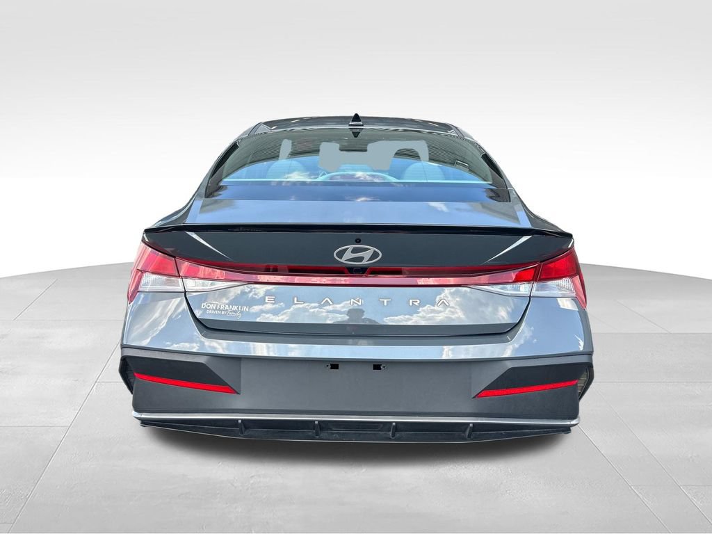 Used 2025 Hyundai Elantra Sport FWD image 4