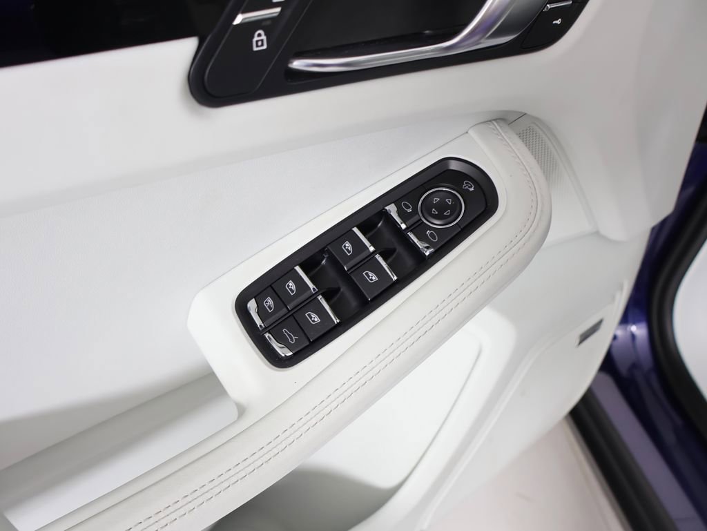 Certified 2024 Porsche Macan image 28