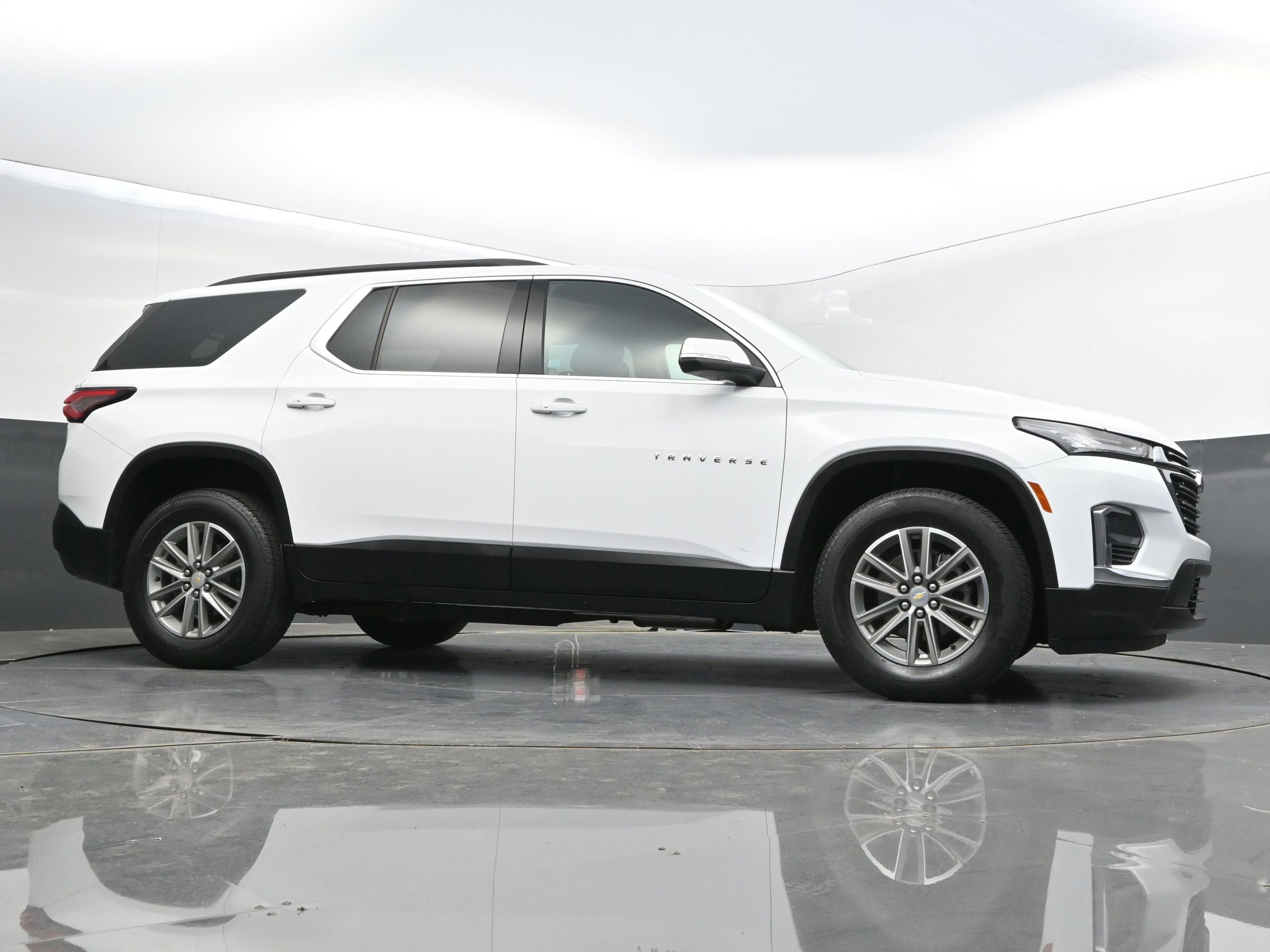 Used 2023 Chevrolet Traverse LT AWD/4WD image 44