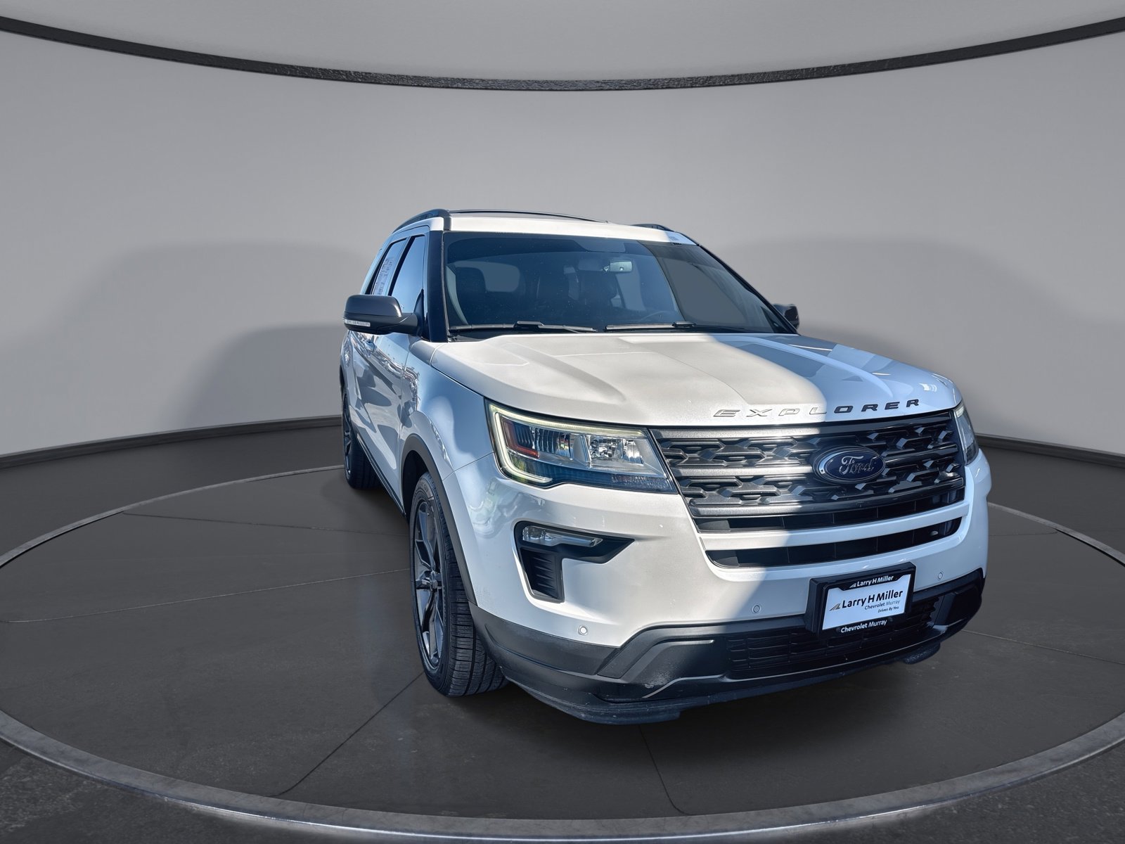 Used 2018 Ford Explorer XLT w/ Equipment Group 202A image 4