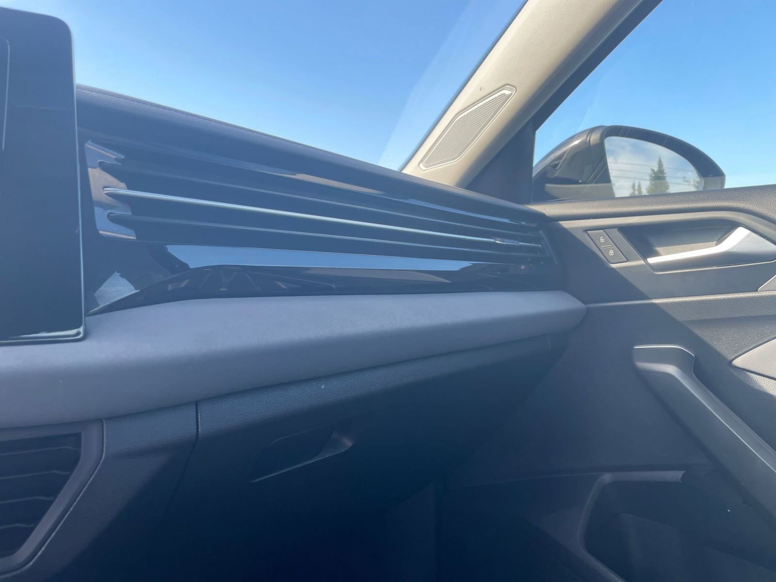 Used 2025 Volkswagen Jetta SE image 31