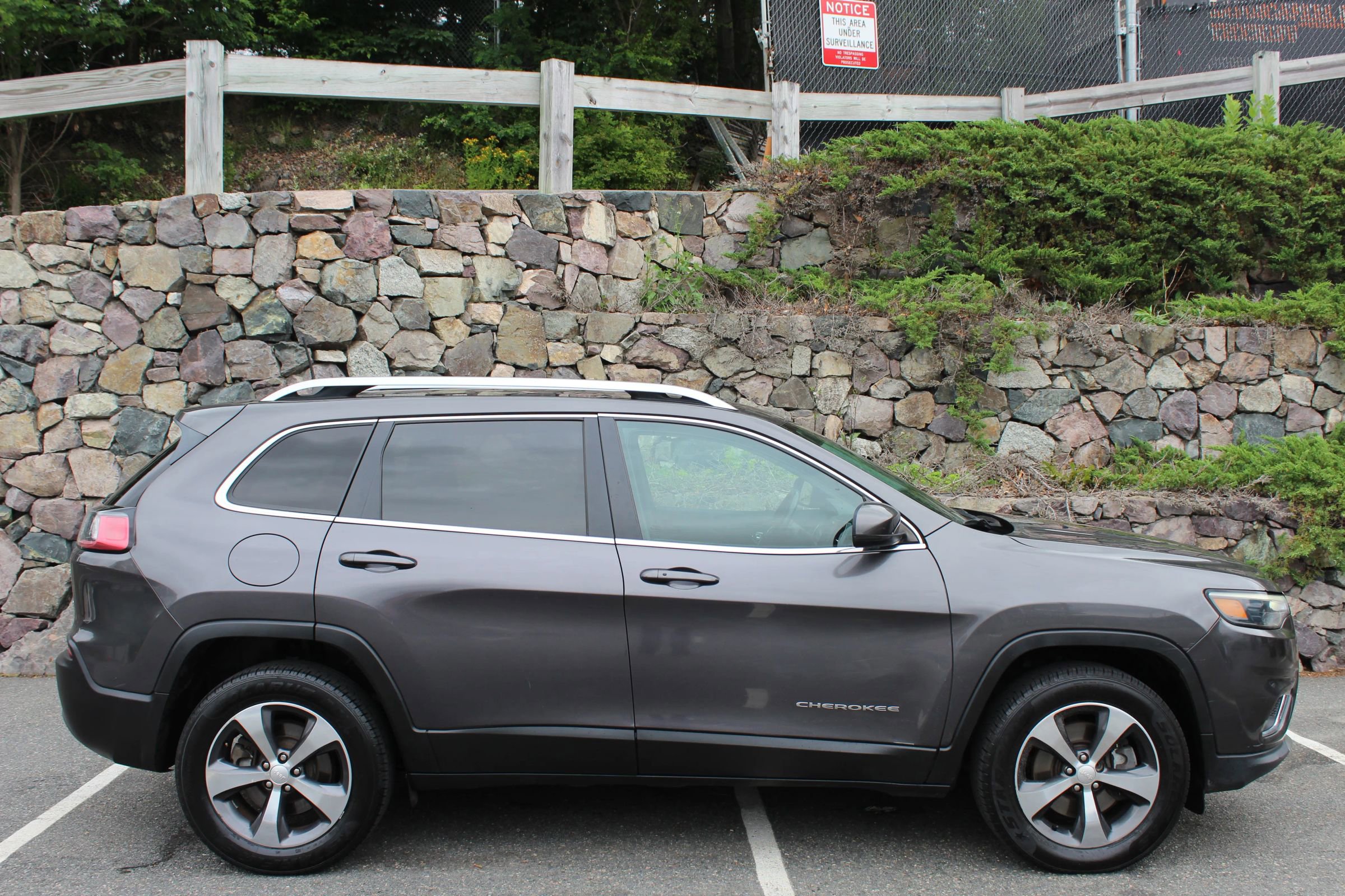 Used 2019 Jeep Cherokee Limited image 5