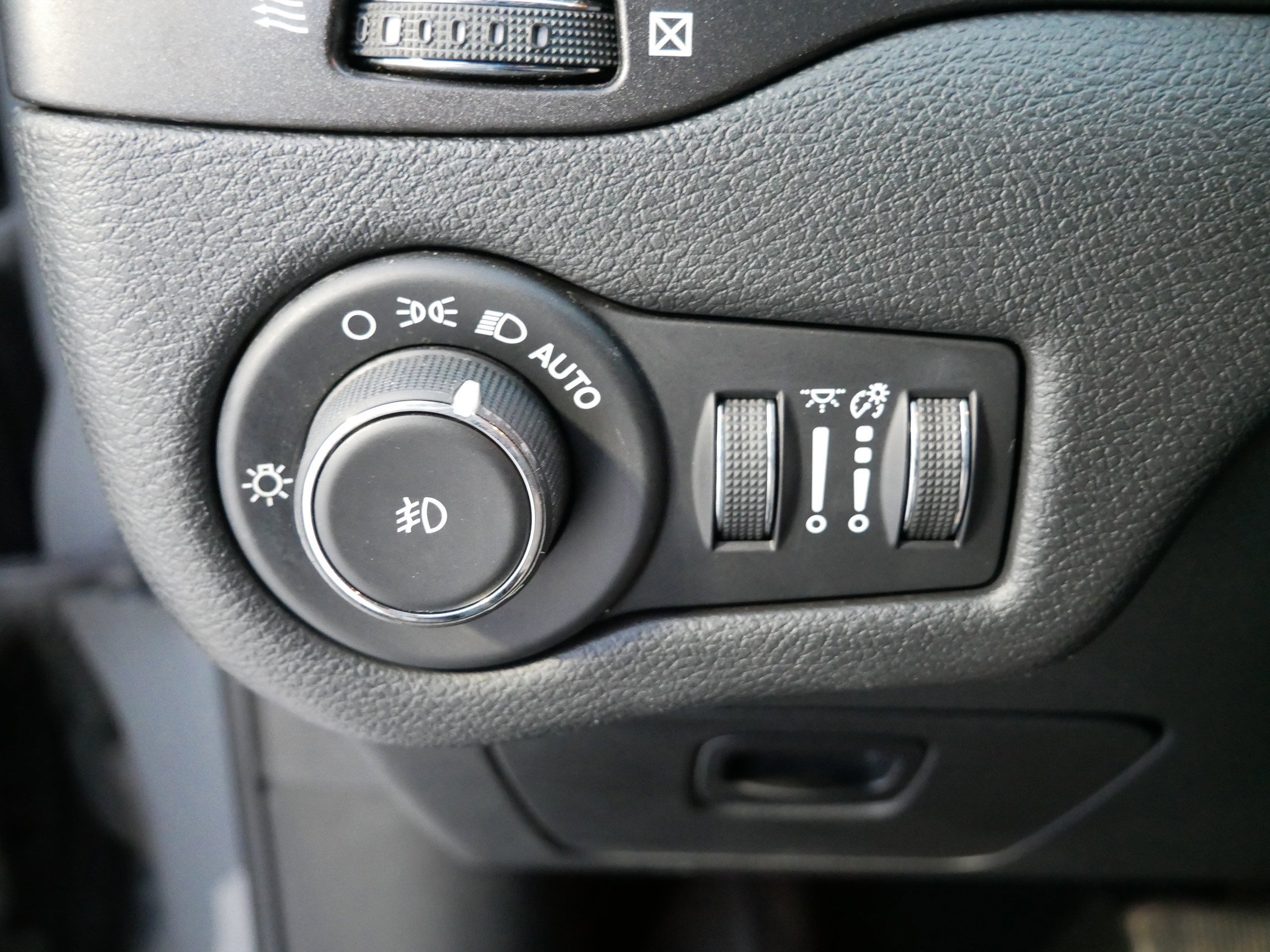 Used 2019 Jeep Cherokee Trailhawk w/ Cold Weather Group image 21