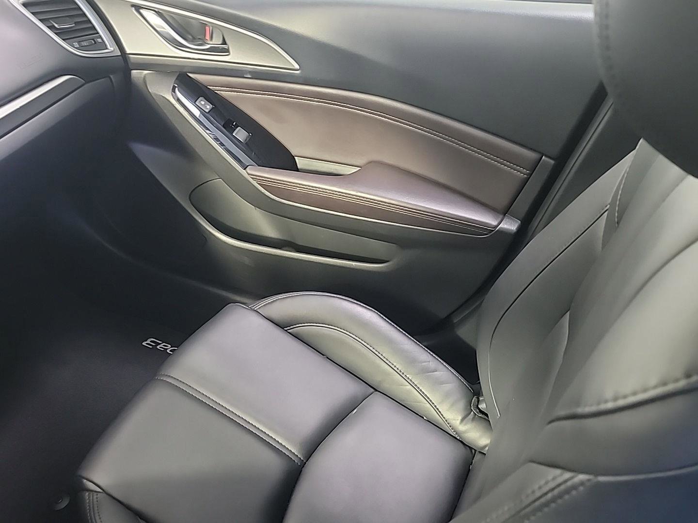 Used 2018 MAZDA MAZDA3 Touring FWD image 21