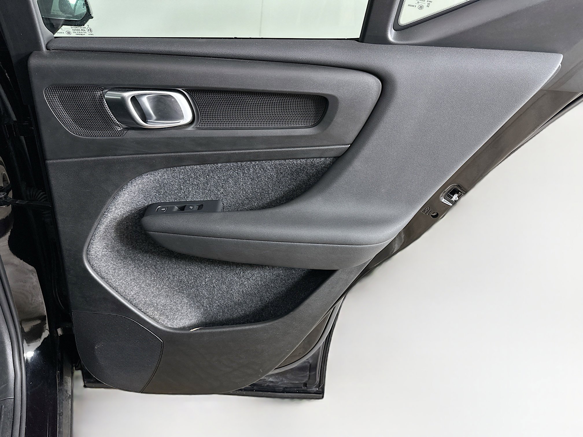 Used 2025 Volvo XC40 B5 Plus image 31