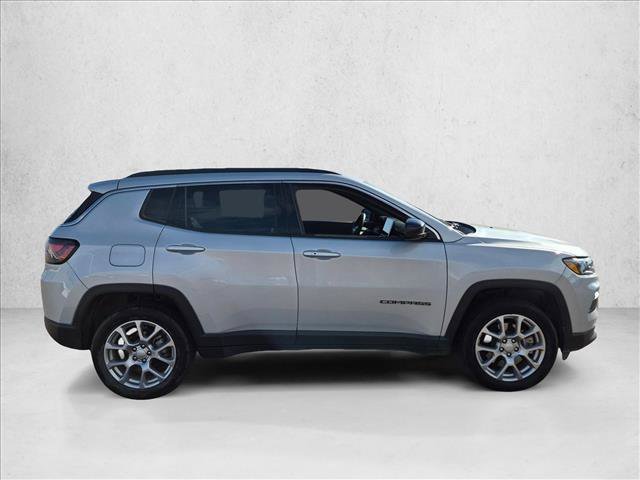 Used 2024 Jeep Compass Latitude w/ Sun and Sound Group AWD/4WD image 4