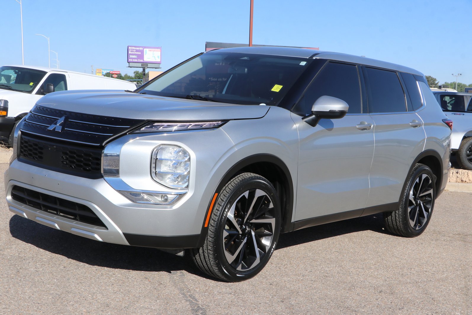 Used 2023 Mitsubishi Outlander SE FWD image 3