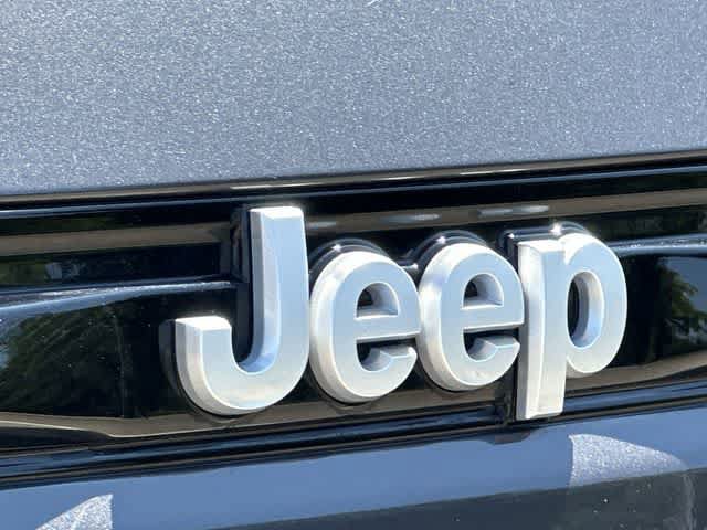 Used 2024 Jeep Grand Cherokee Laredo X AWD/4WD image 19