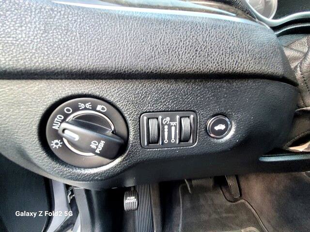 Used 2018 Chrysler 300 Limited image 19