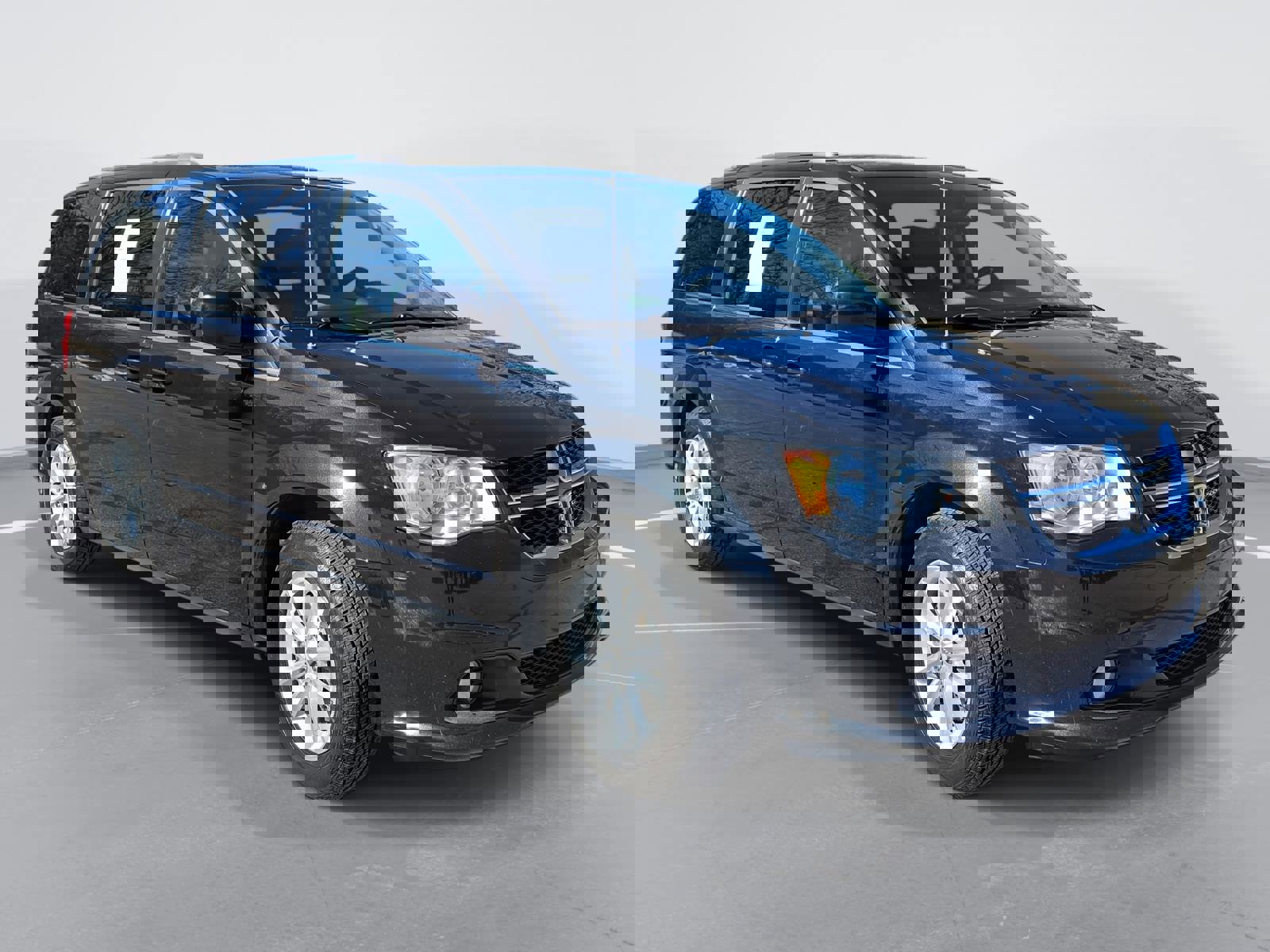 Used 2020 Dodge Grand Caravan SXT image 3