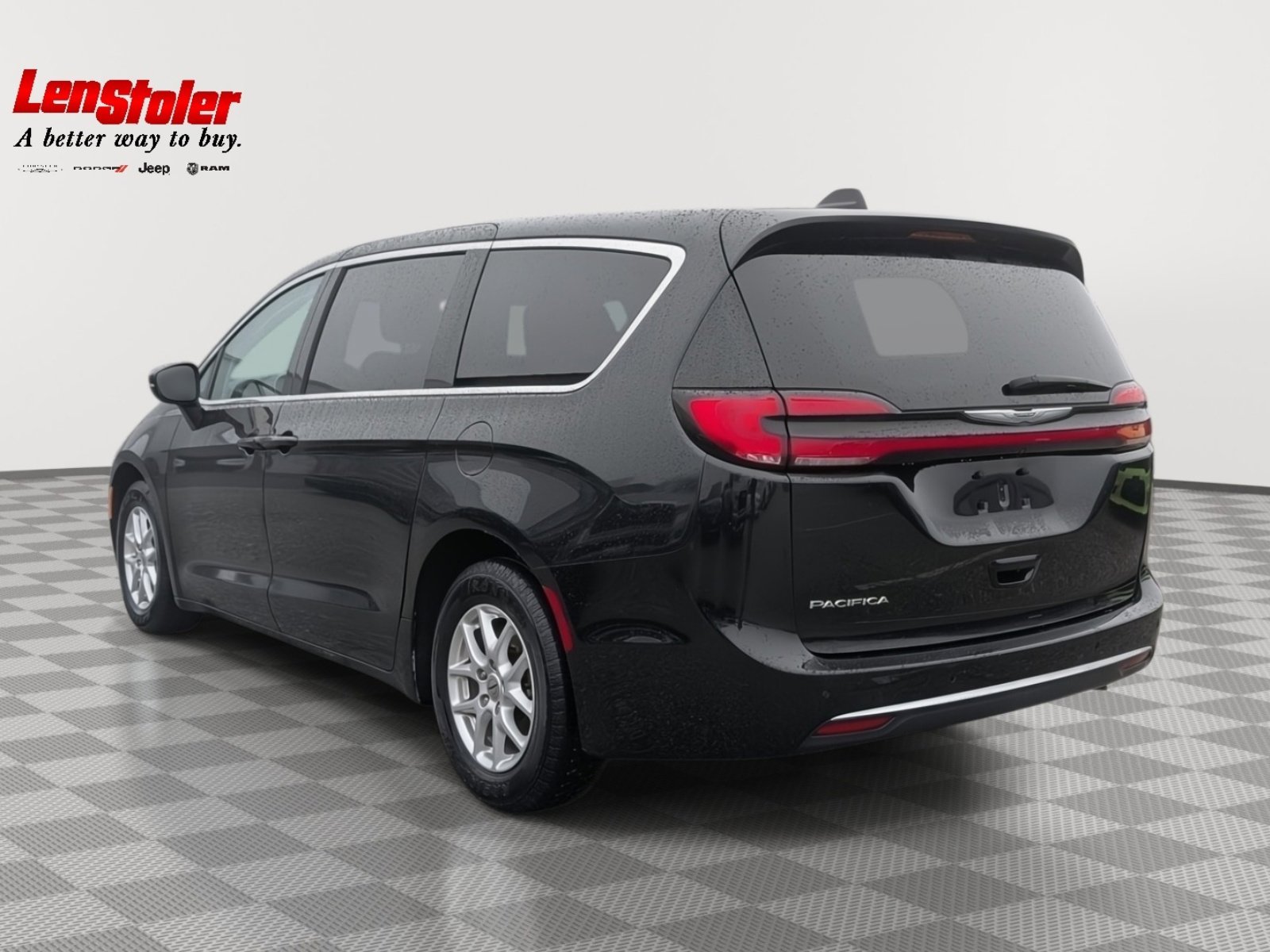 Used 2023 Chrysler Pacifica Touring-L image 3