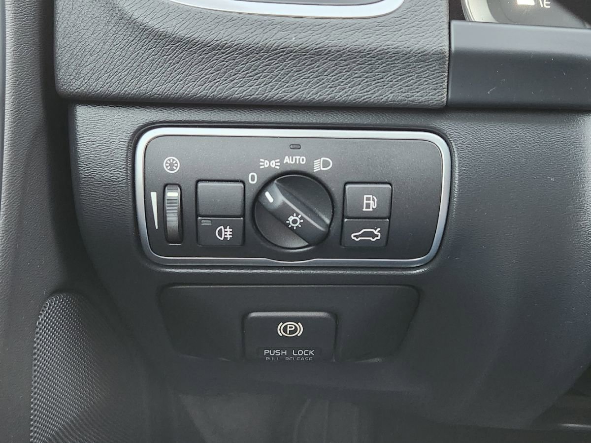 Used 2015 Volvo V60 T5 Premier image 24