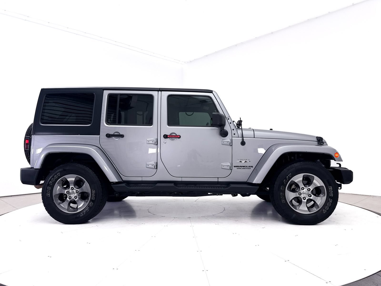 Used 2017 Jeep Wrangler Unlimited Sahara w/ Max Tow Package AWD/4WD image 29