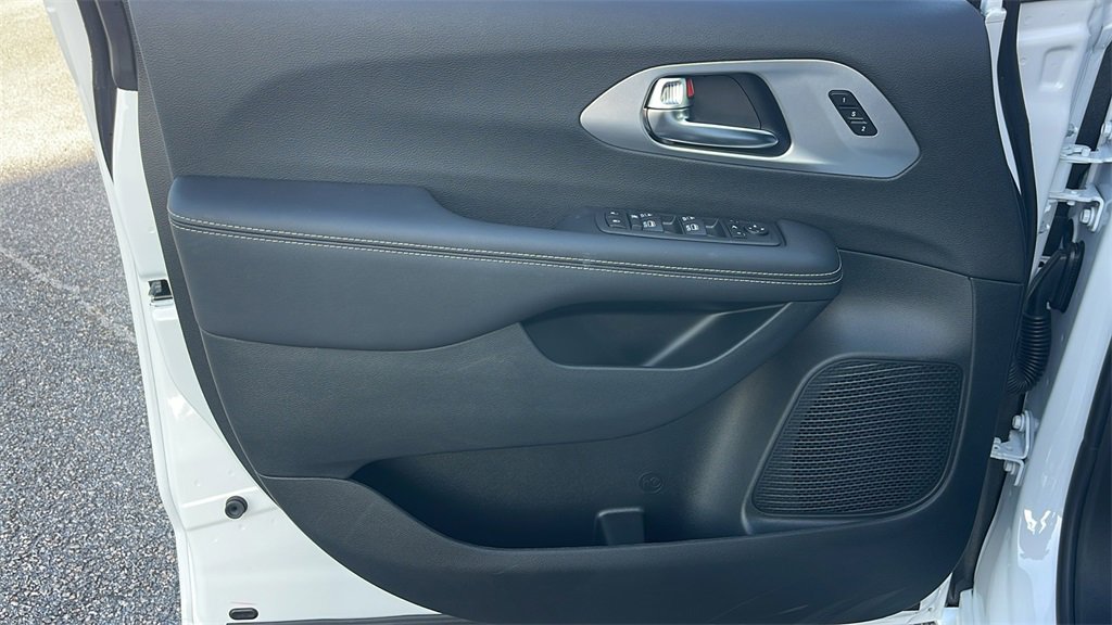 New 2025 Chrysler Pacifica Limited image 16