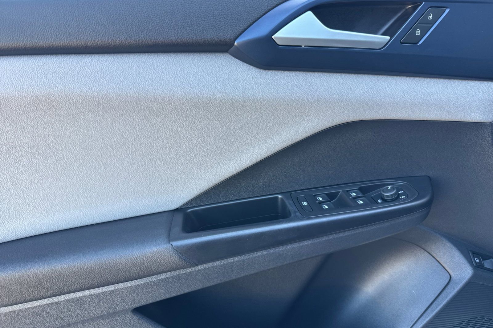 Used 2023 Volkswagen Taos SE image 11