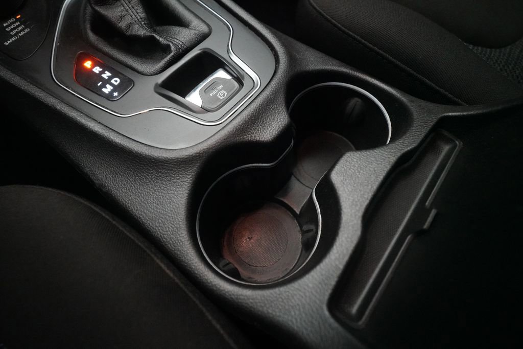 Used 2019 Jeep Cherokee Sport w/ Cold Weather Group image 16