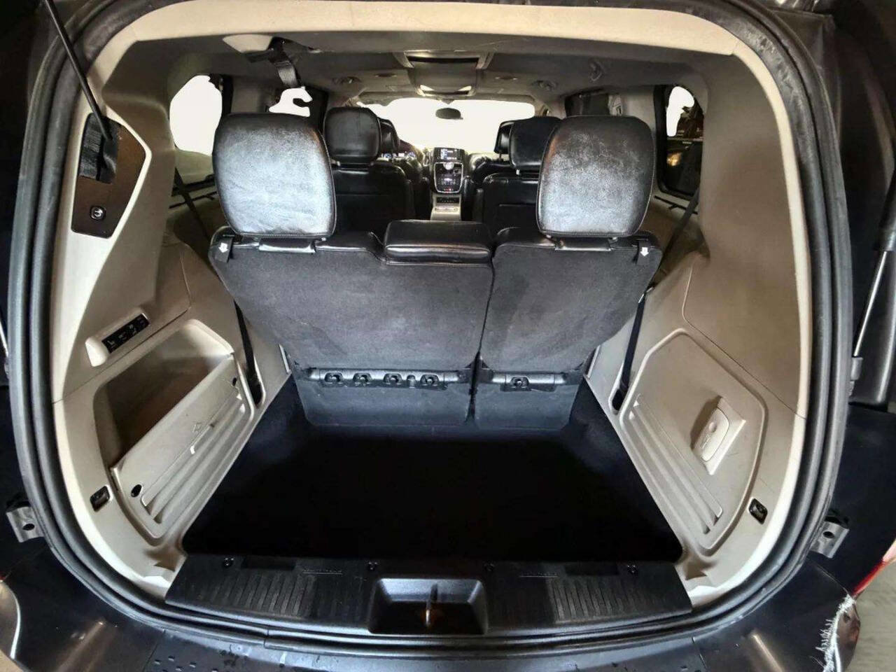 Used 2014 Chrysler Town & Country Touring-L image 5