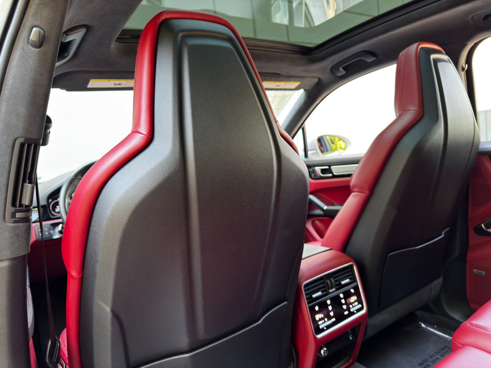 Used 2022 Porsche Cayenne Turbo S w/ Assistance Package image 39