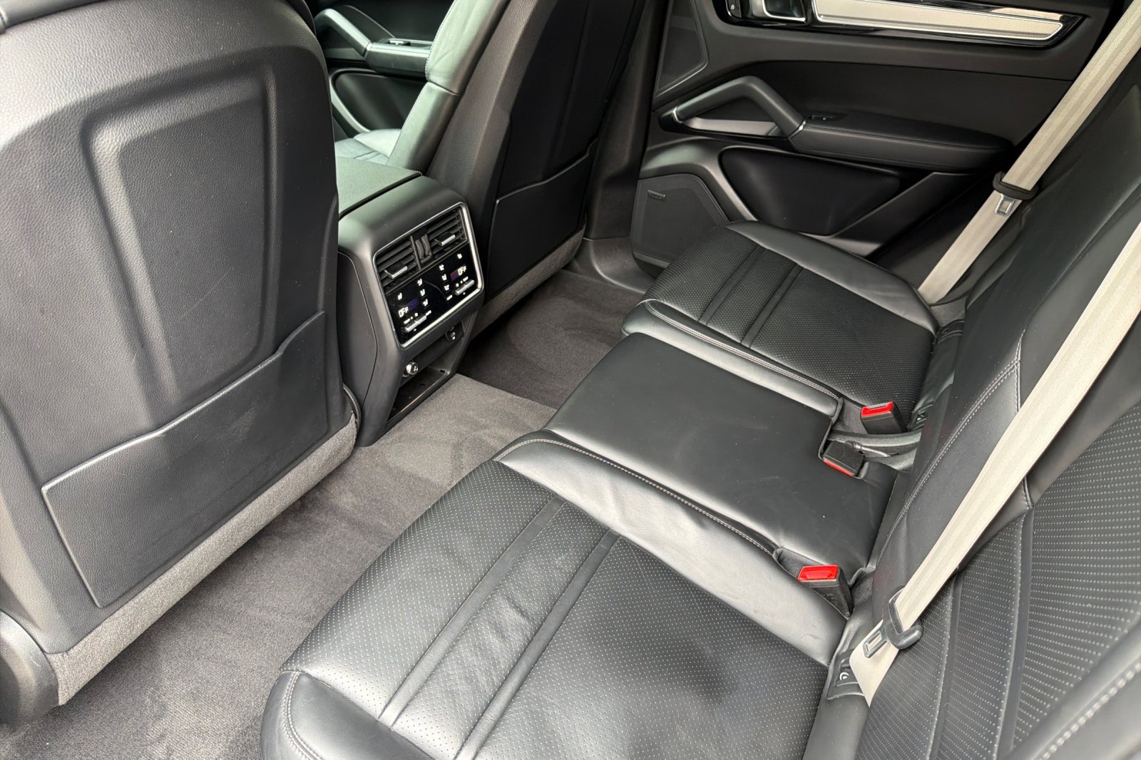 Used 2023 Porsche Cayenne Platinum Edition AWD/4WD image 11