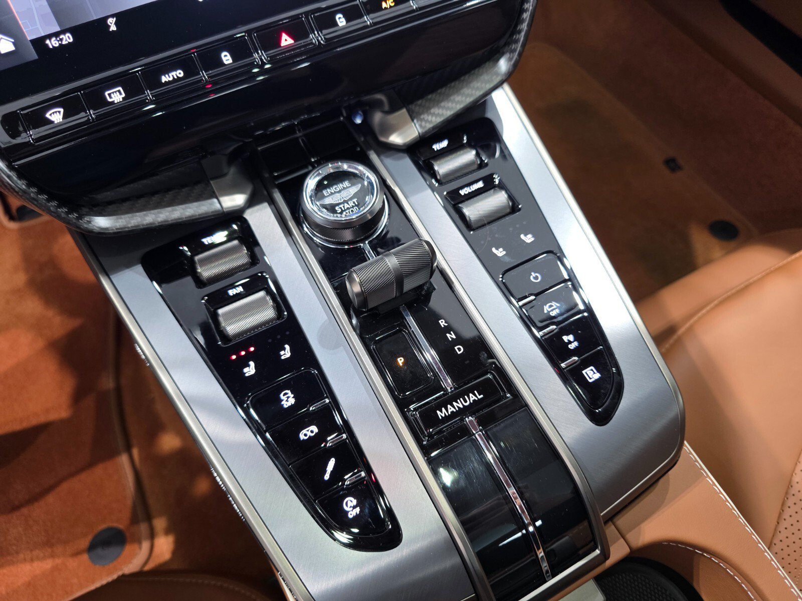 Used 2025 Aston Martin Vanquish RWD image 15