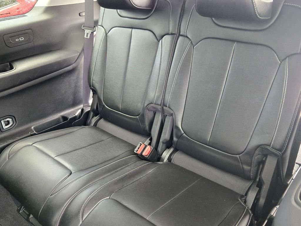 Used 2023 Jeep Grand Cherokee L Limited w/ Black Appearance Package RWD image 12