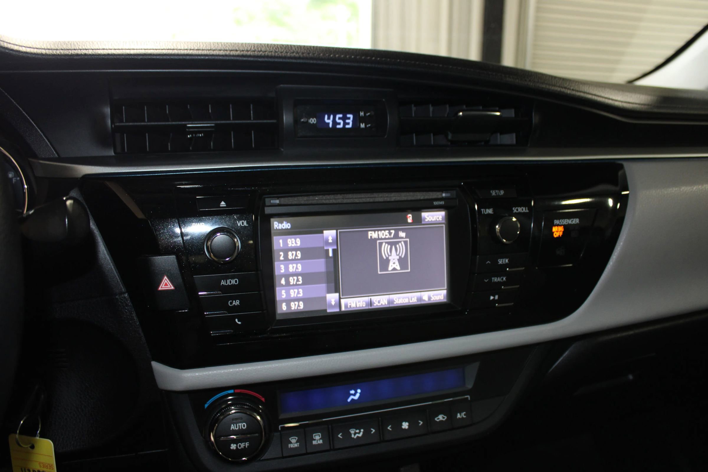 Used 2015 Toyota Corolla LE FWD image 13