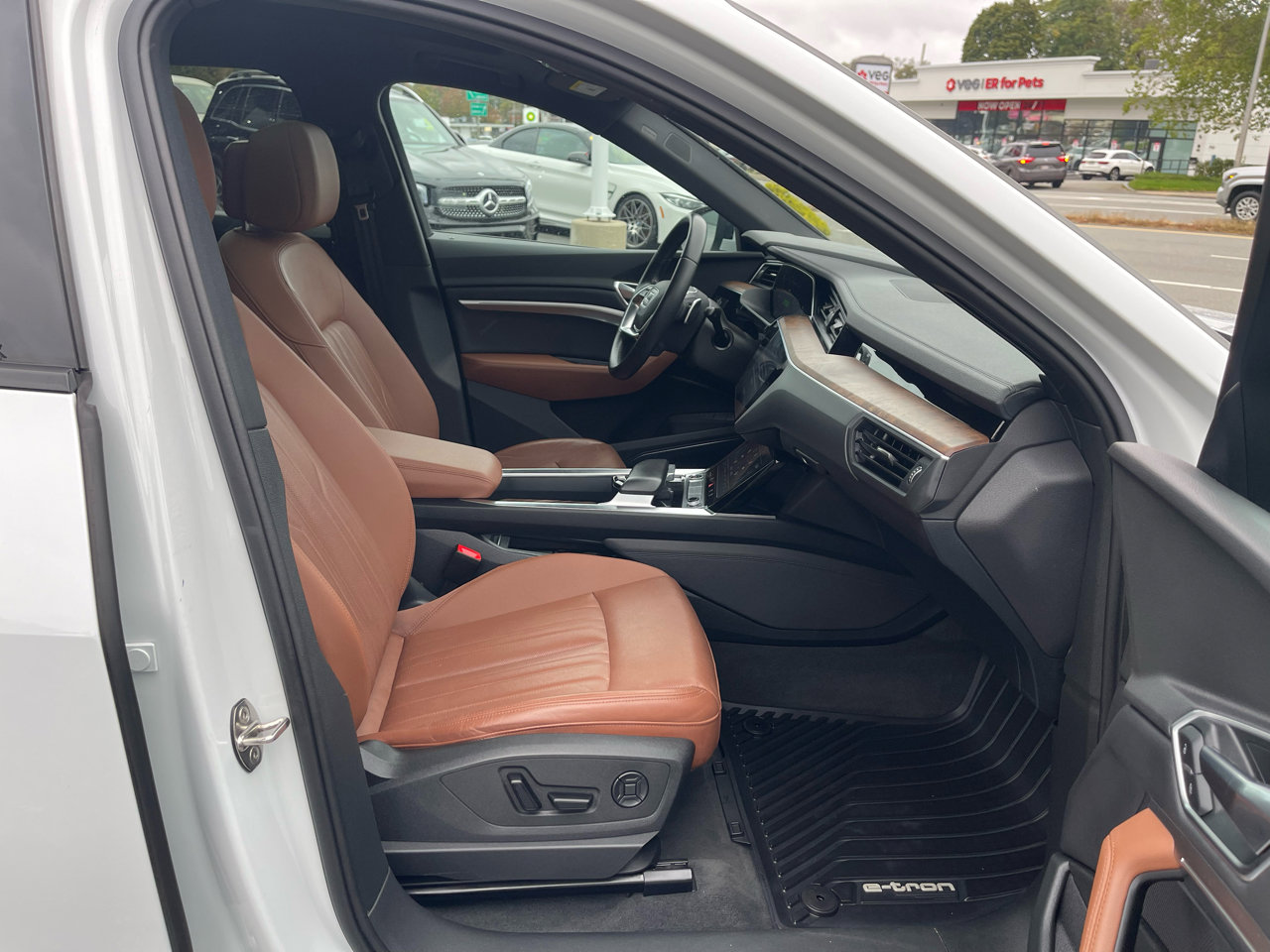 Used 2023 Audi e-tron Premium Plus w/ Premium Plus Package image 26