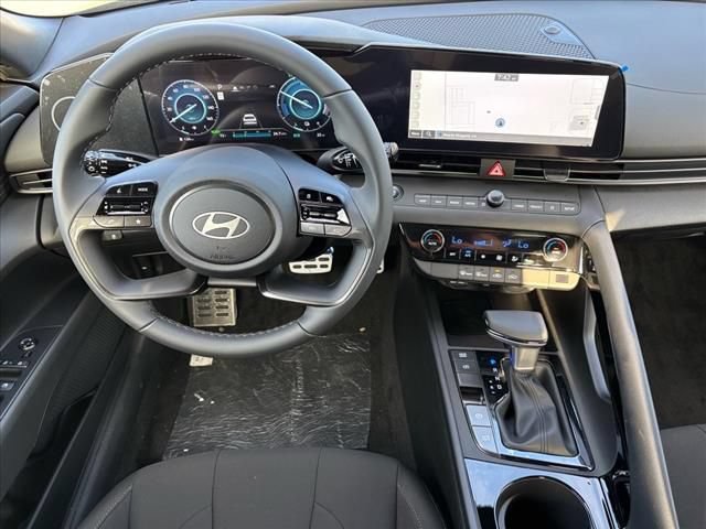 Certified 2025 Hyundai Elantra SEL FWD image 16
