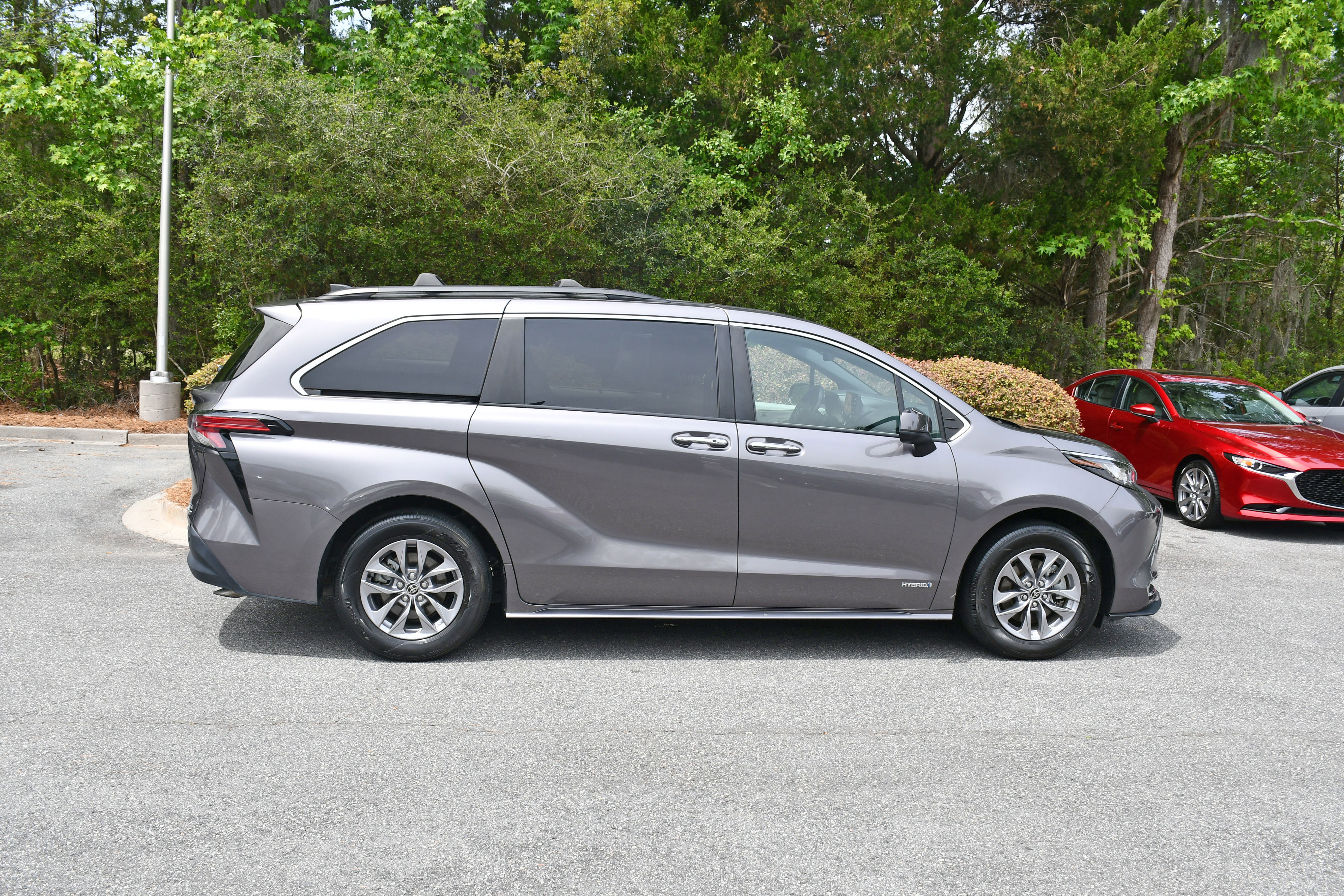 Used 2021 Toyota Sienna XLE FWD image 5