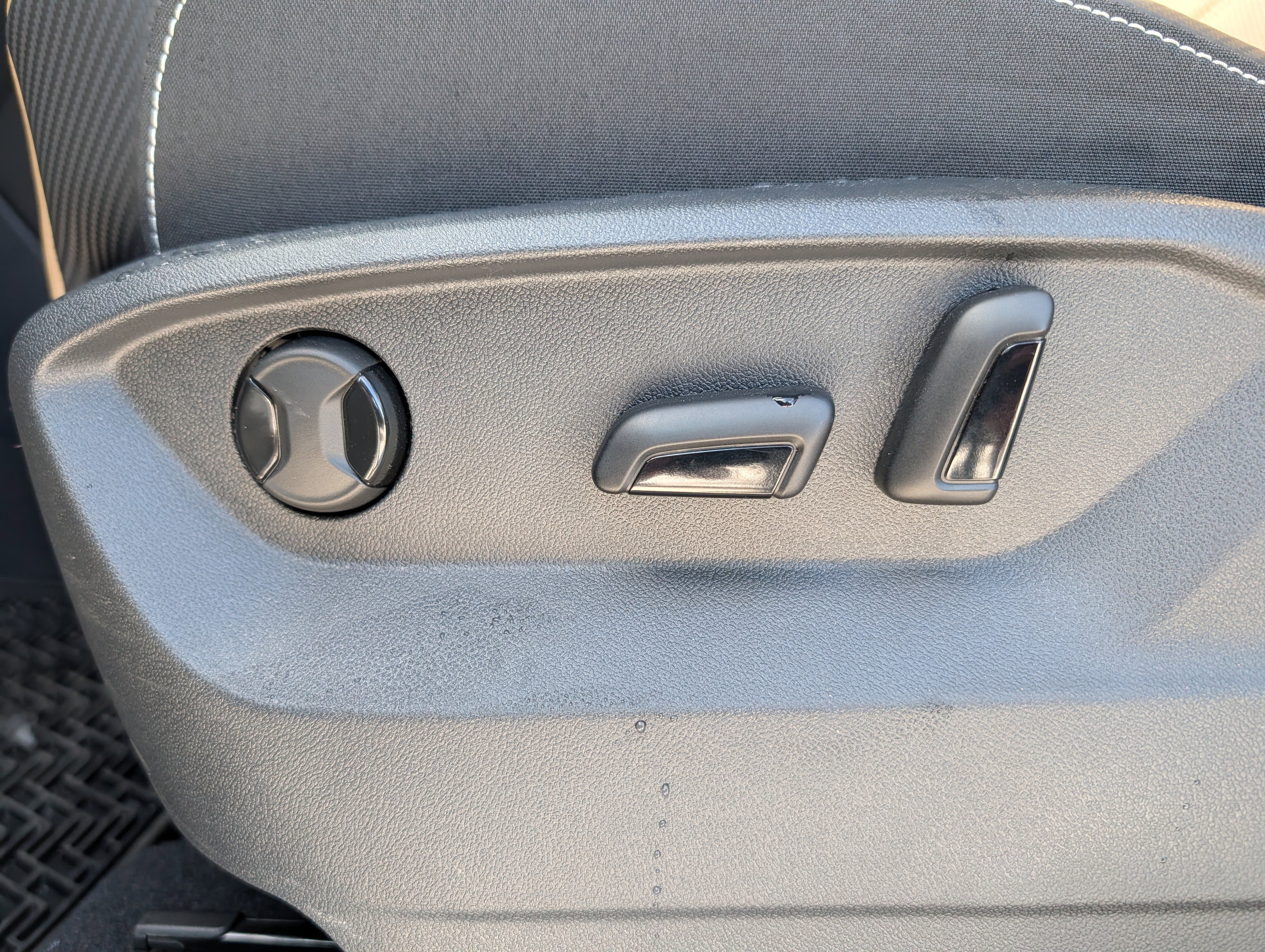 Certified 2025 Volkswagen Atlas Cross Sport SE image 23