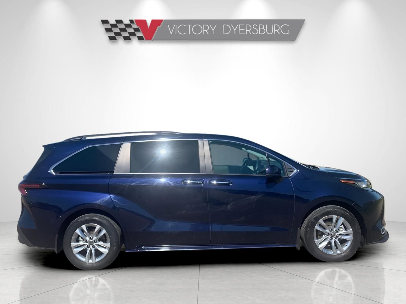 Used 2023 Toyota Sienna XLE image 9