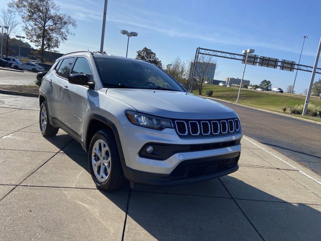Used 2024 Jeep Compass Latitude image 2