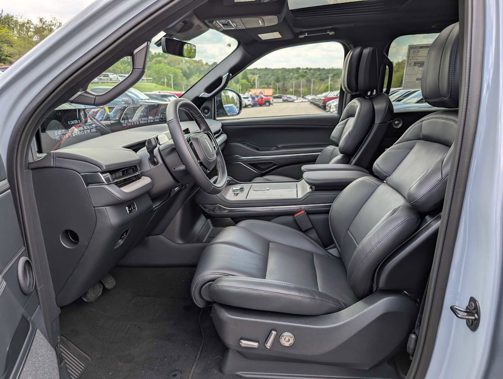 New 2026 Lincoln Navigator L Reserve w/ Jet Appearance Package AWD/4WD image 4