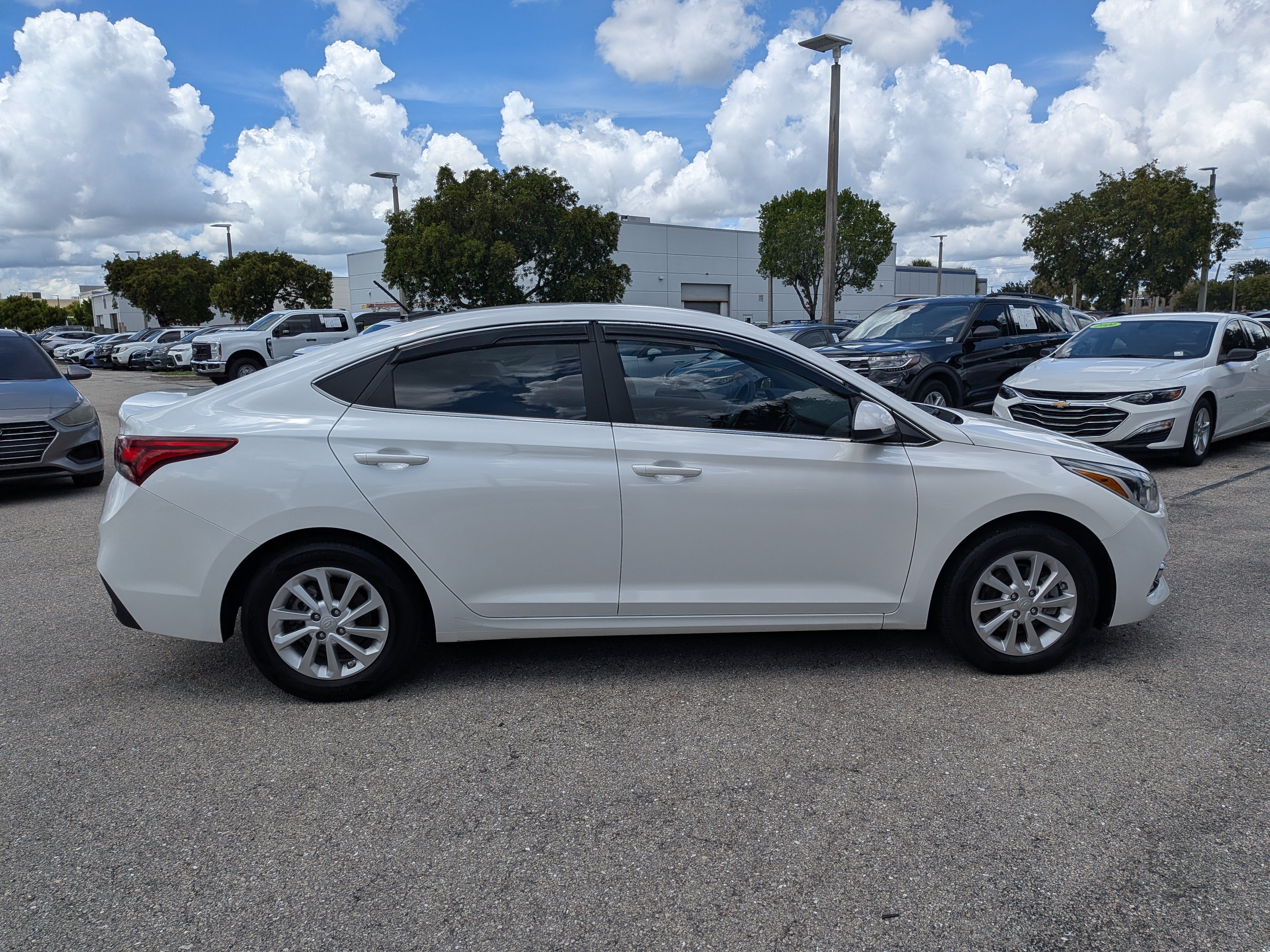 Used 2021 Hyundai Accent SEL FWD image 3