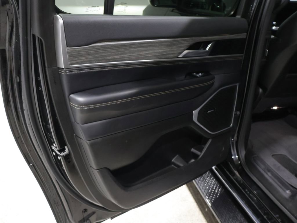 Used 2024 Jeep Wagoneer L Series III w/ Flexible Seating Group image 18