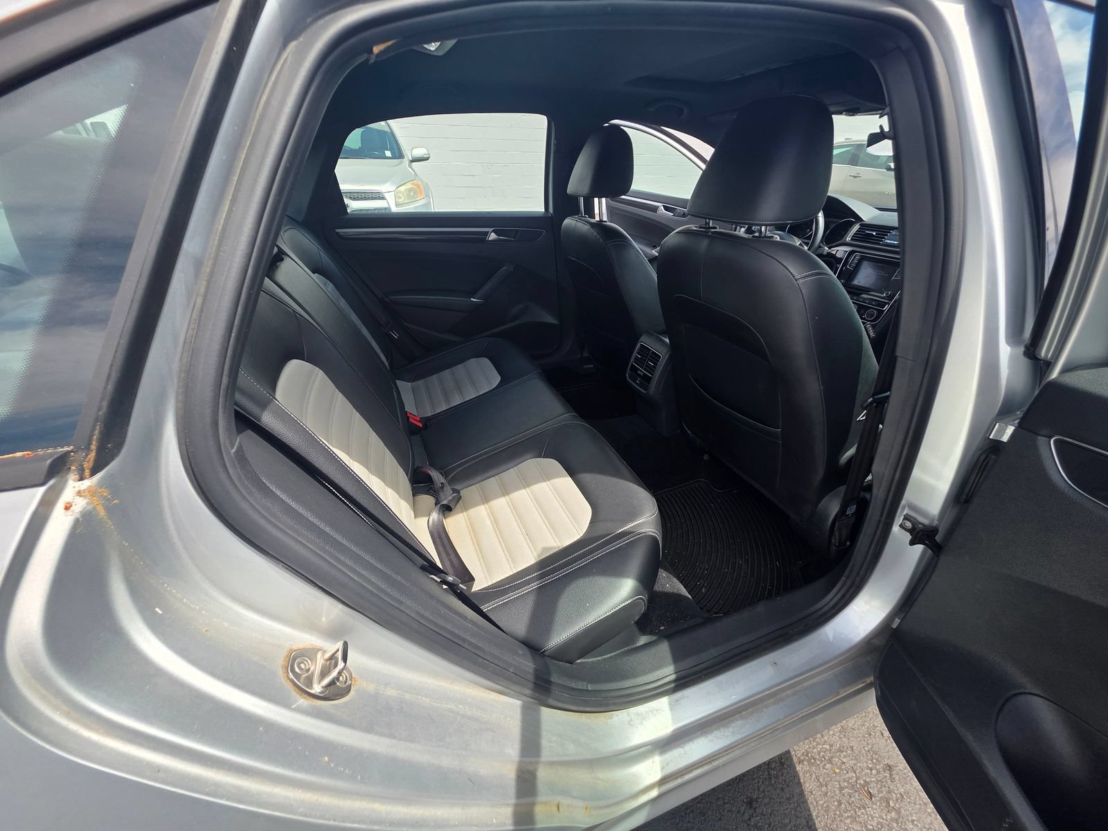 Used 2018 Volkswagen Passat 3.6 FWD image 14