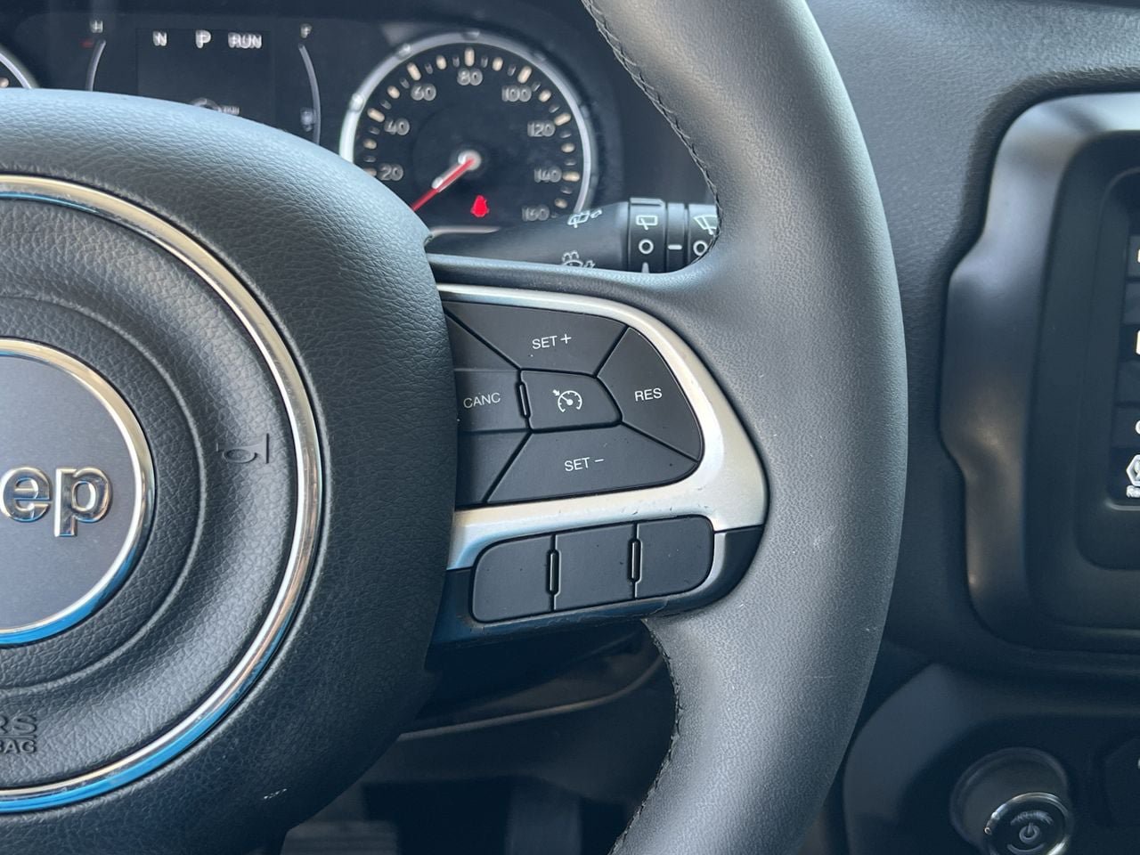 Used 2018 Jeep Renegade Latitude FWD image 14