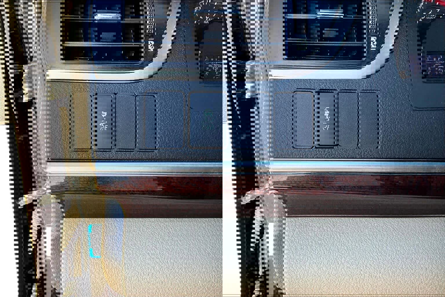 Used 2013 Toyota Camry L image 32