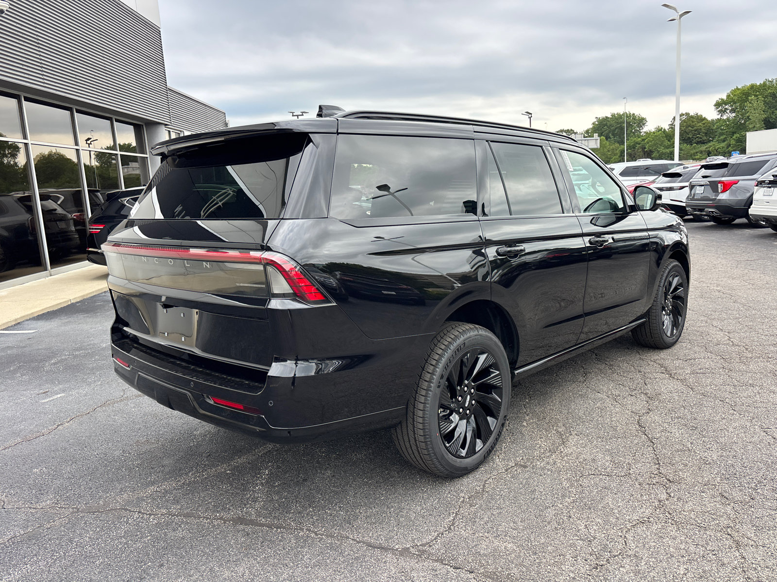 New 2027 Lincoln Navigator Reserve w/ Jet Appearance Package AWD/4WD image 7